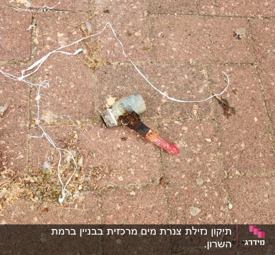 ברז חלוד על רצפת אבן עם חוטים לבנים